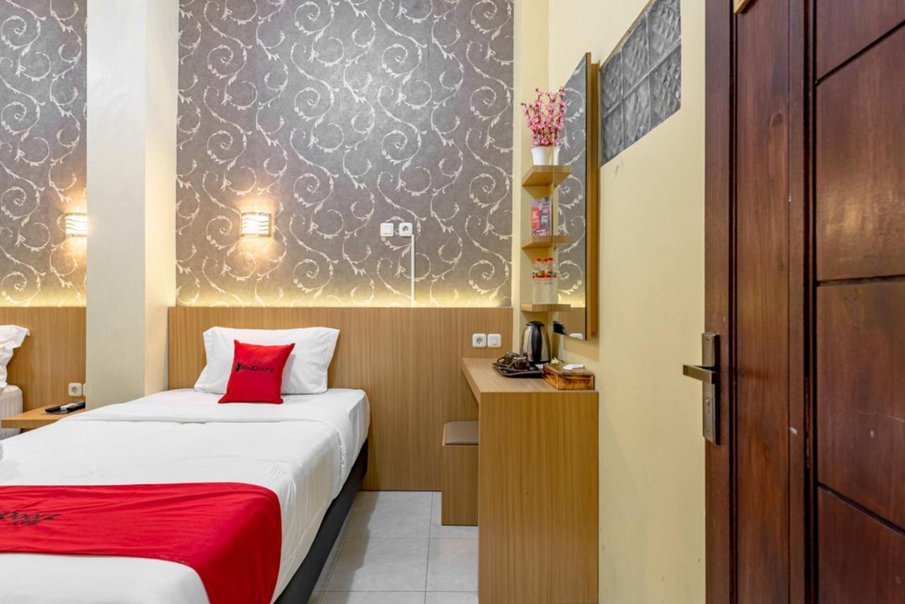 Hotel Reddoorz Near Dino Park Malang Exteriér fotografie